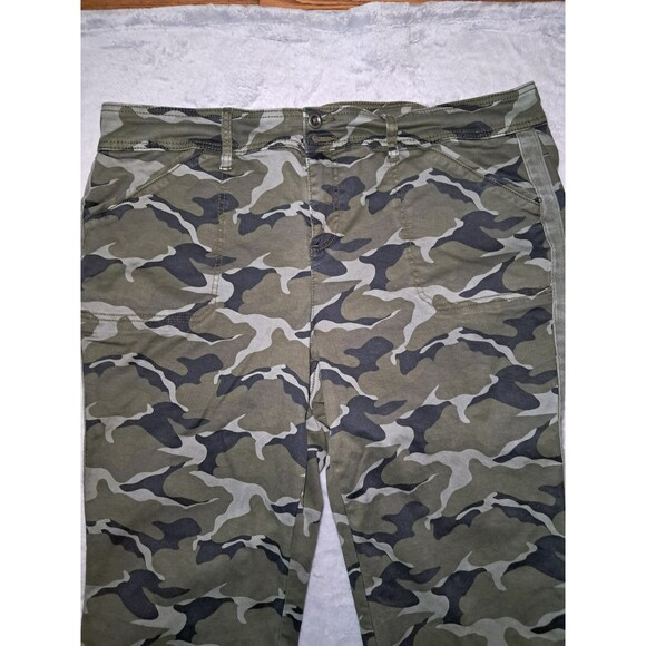 Torrid Camo Camouflage Feel the Fit Stretch Jeans Capris Women's Size 22 - Picture 2 of 10